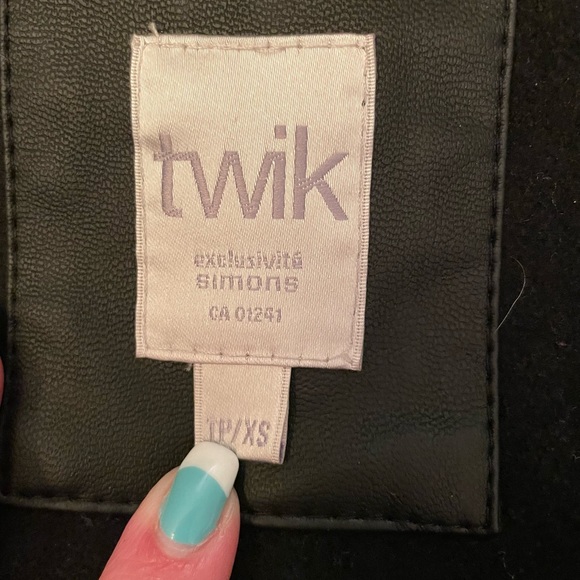 Black fall and winter jacket from Simons. Longer than knee length. - Picture 2 of 2